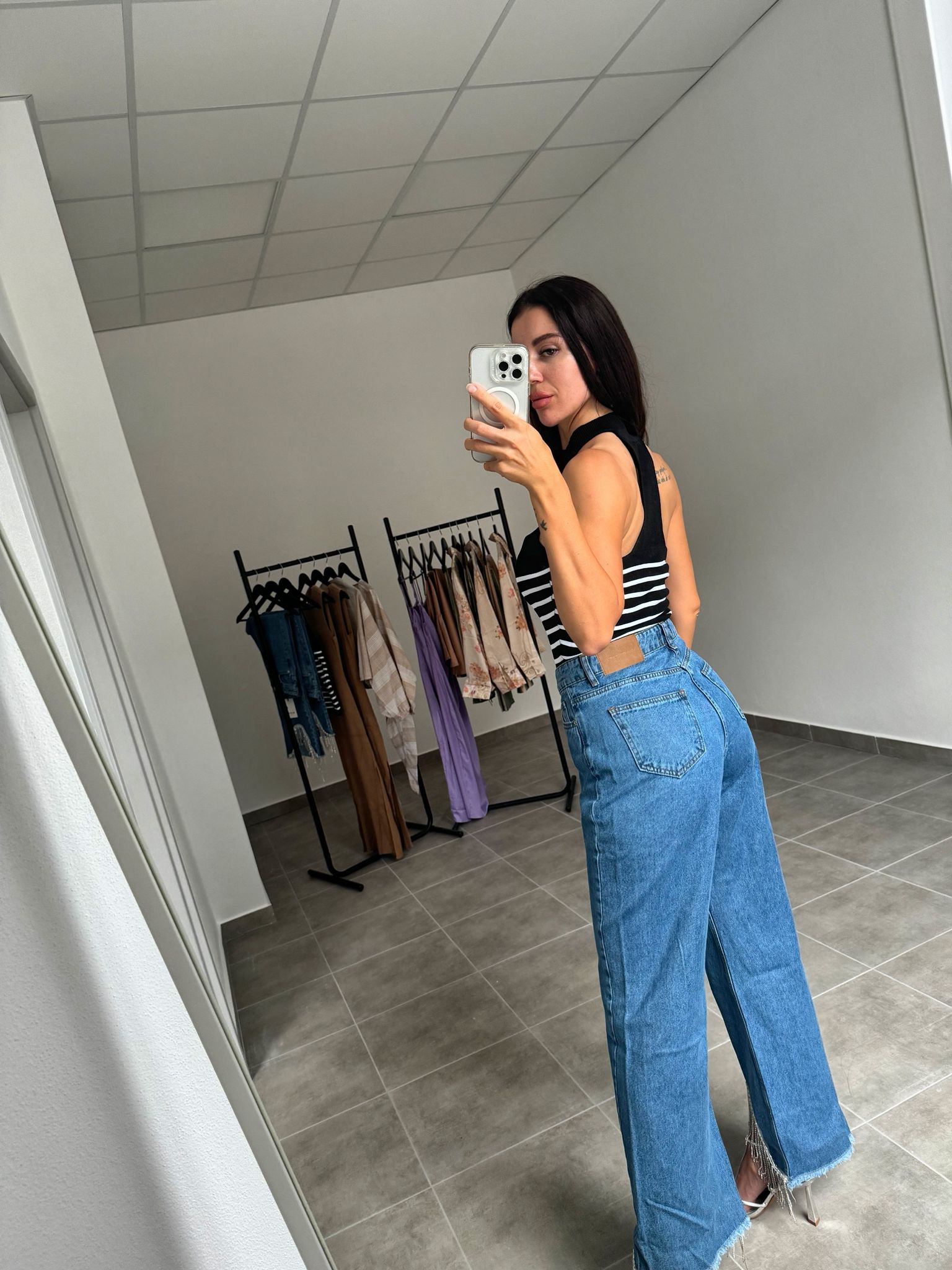 Dámske džínsy s vysokým pásom a kamienkovými strapcami | Roxanne