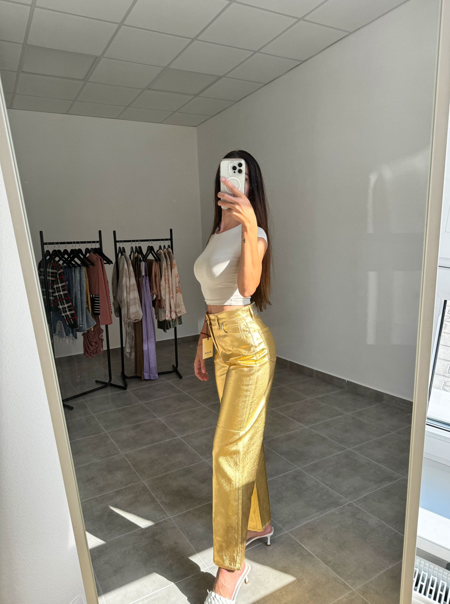 Zlaté elegantné nohavice so zvonovým strihom | Aurora