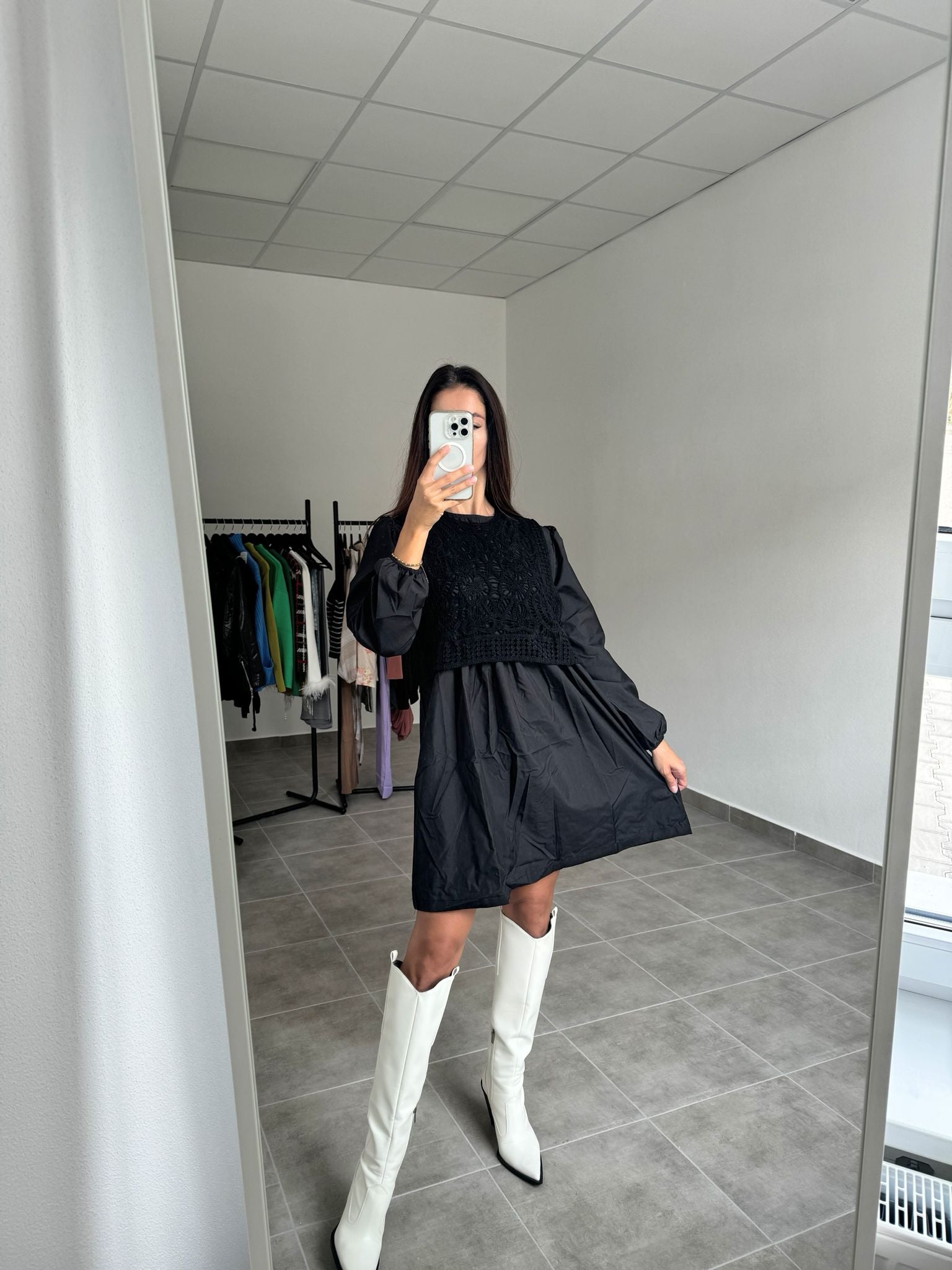 Čierne oversize šaty s háčkovanou vestičkou | Mystique